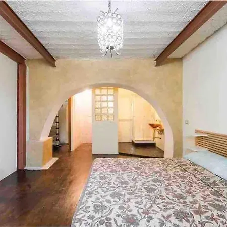 Magic Loft Underground Apartment Rom